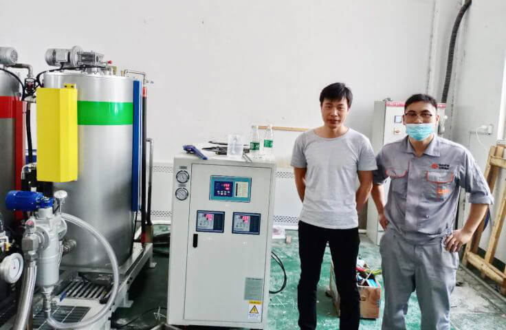 江蘇良騰使用聚氨酯發泡冷熱一體機